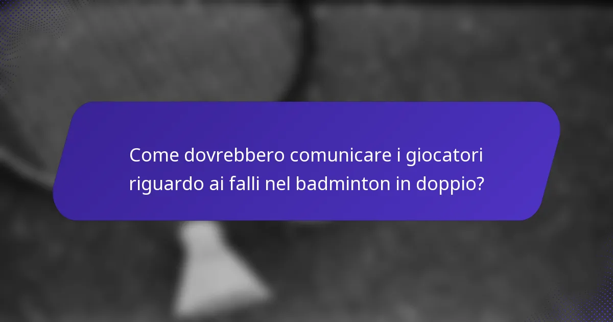 Come dovrebbero comunicare i giocatori riguardo ai falli nel badminton in doppio?